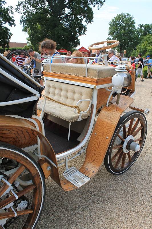 Víc jak tisíc zachovalých veteránů předvedlo svou krásu v zámeckém parku ve Slavkově u Brna. Jedenadvacátý ročník Oldtimer festivalu přilákal takřka patnáct tisíc zájemců.