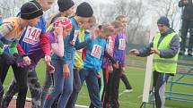 Atletický rok AHA Vyškov každoročně uzavírá Mikulášský běh, stejně tomu bylo i minulou sobotu. Na stadion Za Parkem dorazilo početné startovní pole mnoha věkových kategorií. Samozřejmě nechyběl Mikuláš, anděl a dokonce trio čertů.