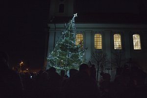 Ve vyškovské části Dědice už svítí vánoční strom. Podívejte se