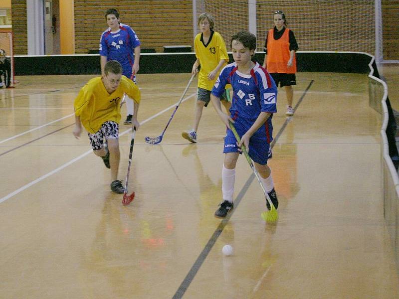 Florbal, JmL mladších žáků: Vyškov (v modrém) vs. Bučovice