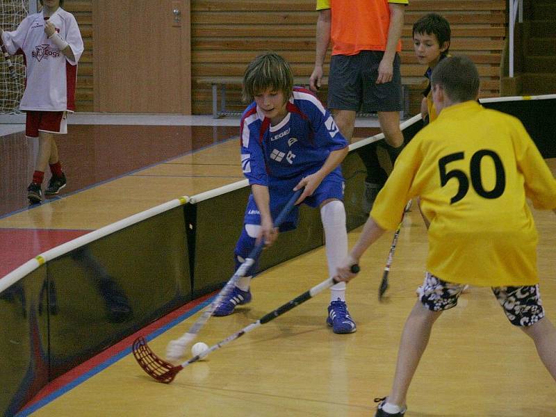 Florbal, JmL mladších žáků: Vyškov (v modrém) vs. Bučovice