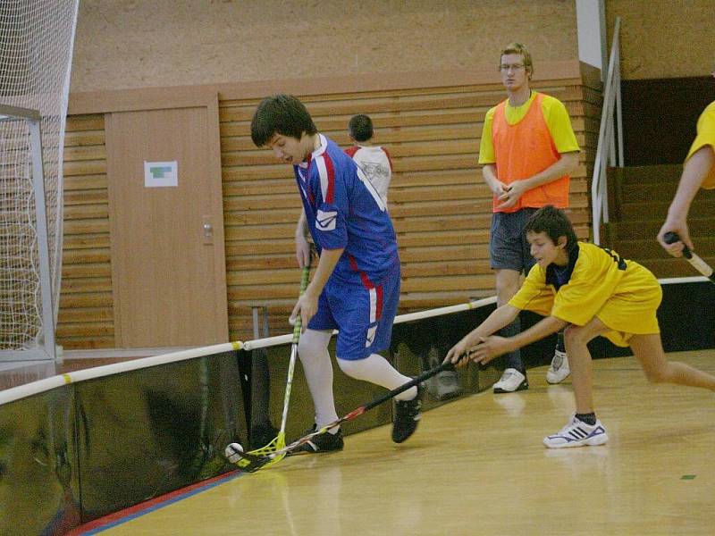 Florbal, JmL mladších žáků: Vyškov (v modrém) vs. Bučovice