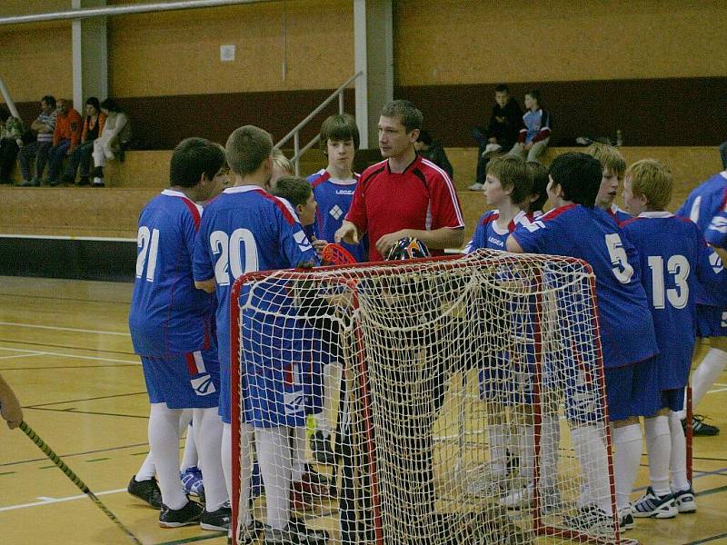 Florbal, JmL mladších žáků: Vyškov (v modrém) vs. Bučovice