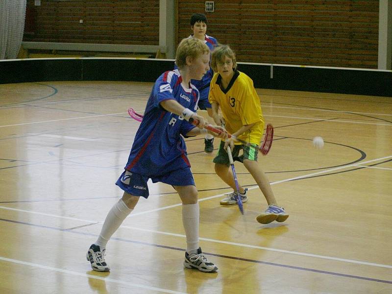 Florbal, JmL mladších žáků: Vyškov (v modrém) vs. Bučovice