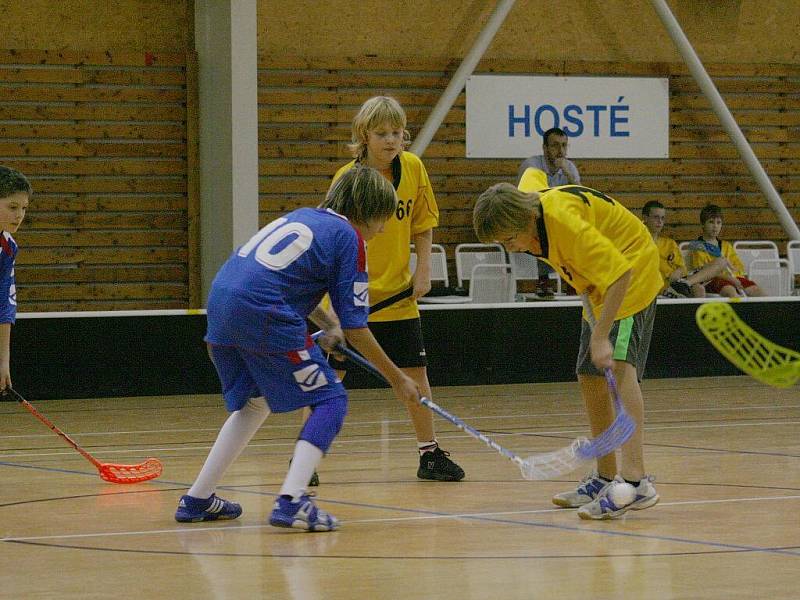 Florbal, JmL mladších žáků: Vyškov (v modrém) vs. Bučovice