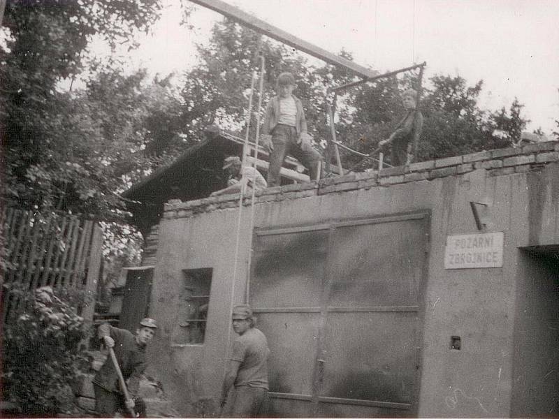 Dobové fotografie prvních příslušníků Sboru dobrovolných hasičů Podivice, přestavba požární zbrojnice v roce 1978, slavnostní otevření požární zbrojnice.