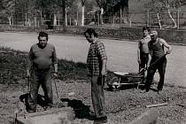 Dobové fotografie prvních příslušníků Sboru dobrovolných hasičů Podivice, přestavba požární zbrojnice v roce 1978, slavnostní otevření požární zbrojnice.