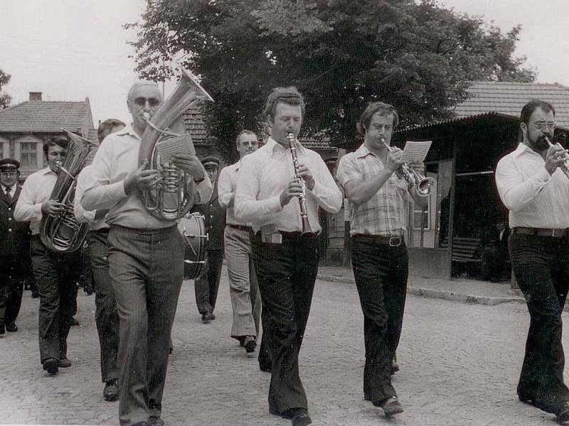 Dobové fotografie prvních příslušníků Sboru dobrovolných hasičů Podivice, přestavba požární zbrojnice v roce 1978, slavnostní otevření požární zbrojnice.