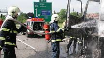 Při jízdě ve směru z Prostějova na Brno polský řidič soupravy zpozoroval, že z motorové části do kabiny tahače proniká kouř a žár. Řidič se snažil zastavit, brzdy však žárem přestaly fungovat a soupravu zastavila až zablokovaná kola návěsu.