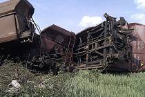 Nehoda nákladního vlaku zaměstnala hasiče v neděli po půl jedné odpoledne. U Křižanovic u Vyškova totiž vykolejil vlak.