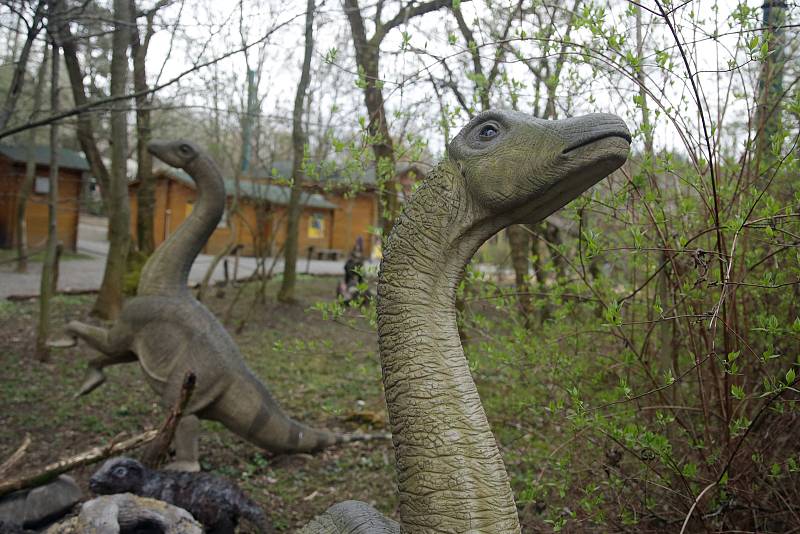 Vyškovský Dinopark. Oblíbená atrakce přivítala stovky prvních návštěvníků.