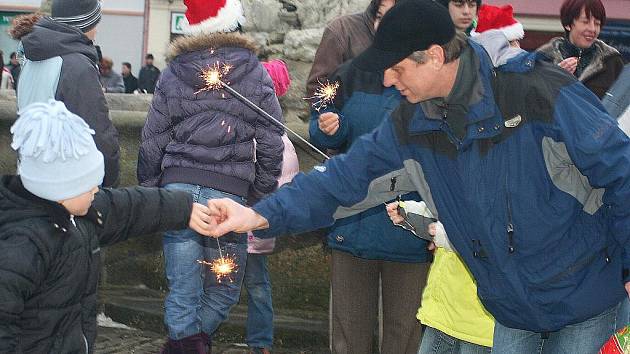 Zpívání koled na Masarykově náměstí ve Vyškově.