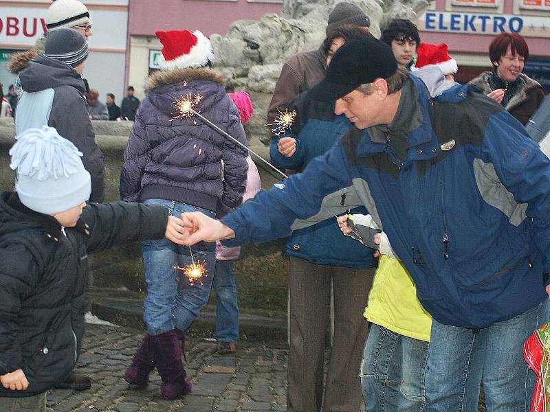 Zpívání koled na Masarykově náměstí ve Vyškově.