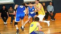 Vyškovští basketbalisté v utkání s Tišnovem.