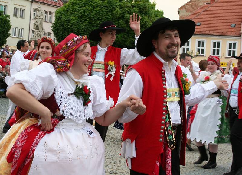 Folklórní soubory zatančily na vyškovském Masarykově náměstí Hanáckou besedu a vytvořily nový rekord v počtu zúčastněných.