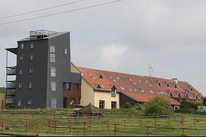 Chátrající farma Bolka Polívky v Olšanech. Ilustrační foto.