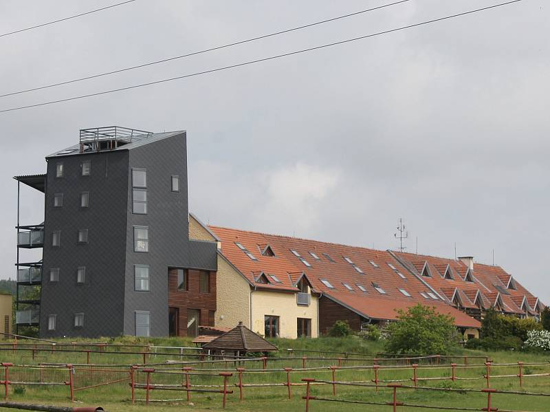 Chátrající farma Bolka Polívky v Olšanech. Ilustrační foto.