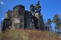 Ve Sloupě v Čechách upoutá především skalní hrad na osaměle stojící skále.