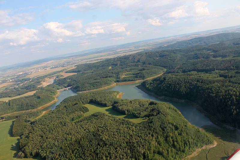 Vyškovský aeroklub létá nad městem a okolím v novém letadle. Robin je francouzské výroby. Než stroj dorazil do České republiky, využívali ho v Německu.