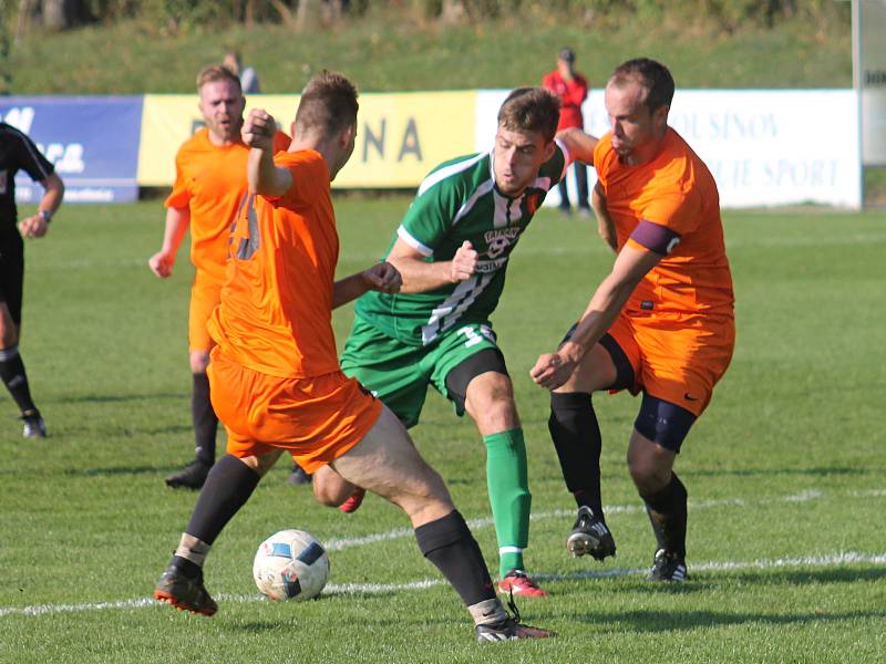 V předehrávce 15. kola krajského přeboru fotbalistů bylo na pořadu okresní derby. Tatran Rousínov (v zeleném) v něm doma porazil FC Bučovice 3:0.