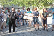 Před budovou Knihovny Karla Dvořáčka se sešly desítky lidí demonstrujících proti premiéru Babišovi a ministryni Benešové