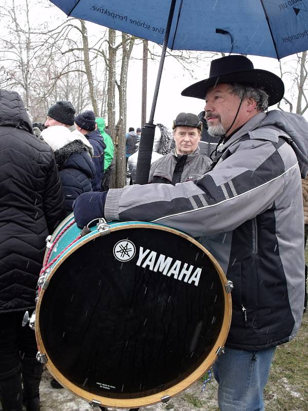 Exhibiční utkání TJ Tatran Hrušky proti hvězdnému týmu Martina Dejdara HC Olymp v ledním hokeji zažiy v sobotu Hrušky. Lední hokej v obci tak oslavil 80 let.