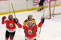 V posledním utkání základní části  II. ligy na domácím ledě hokejisté Vyškova (červení) rozdrtili Kopřivnici 9:2.