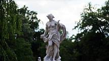V zámeckém parku ve Slavkově u Brna pokračují restaurátorské práce na barokních sochách, které byly vytvořeny před třemi staletími.