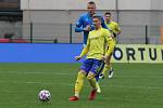 Fotbalisté Zlína (žluté dresy) hráli doma s Baníkem Ostrava 2:2. Zápas sledoval jen omezený počet diváků.