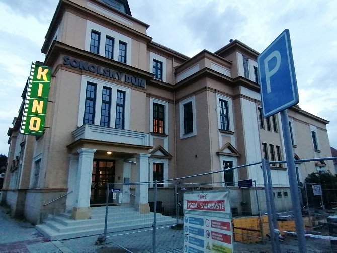 Návštěvníci kina Sokolský dům využívají opravený vstup, v plánu je i moderní promítací technika.