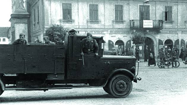 WEHRMACHT V BUČOVICÍCH. Neznámé jednotky nacistické armády na bučovickém náměstí na snímku z roku 1939. 