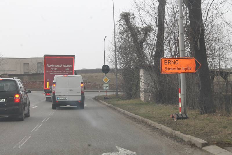 Opravy na silnici I/50 komplikují život lidem ve Slavkově u Brna.