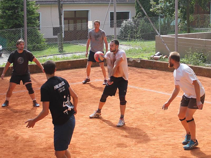 Tradiční letní turnaj na antukových kurtech v Holubicích vyhrál domácí tým.