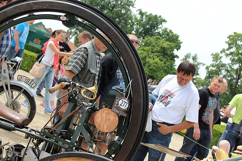 Slavkovský zámecký park hostil 22. ročník Oldtimer festivalu.