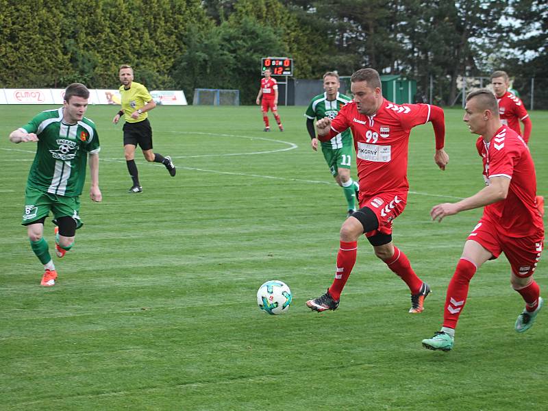 V semifinále krajského poháru porazili fotbalisté Startu Brno (červené dresy) Tatran Rousínov 4:1.