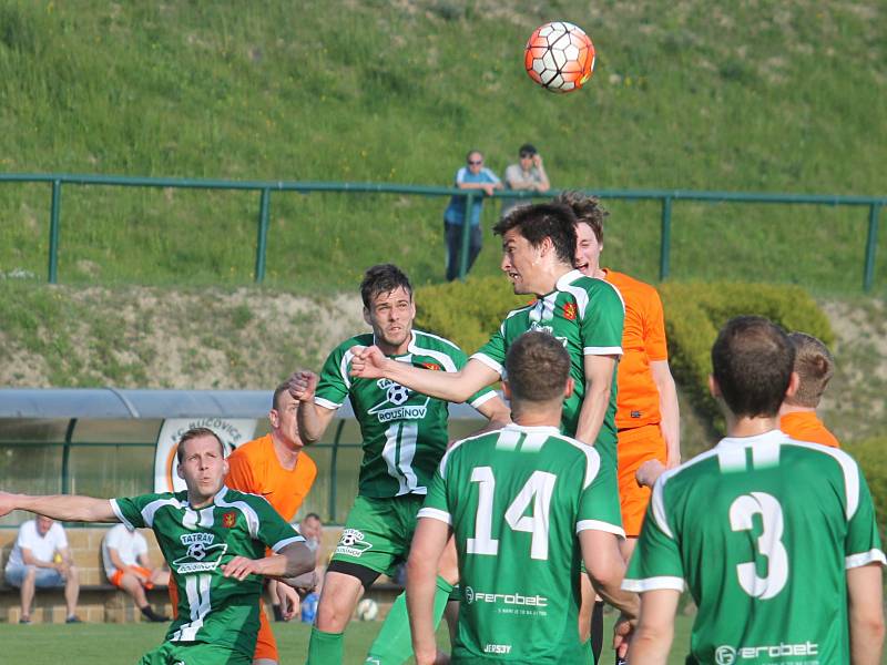 V předehrávce 30. kola krajského přeboru fotbalistů prohrály FC Bučovice (v oranžovém) doma v okresním derby s Tatranem Rousínov 1:3.