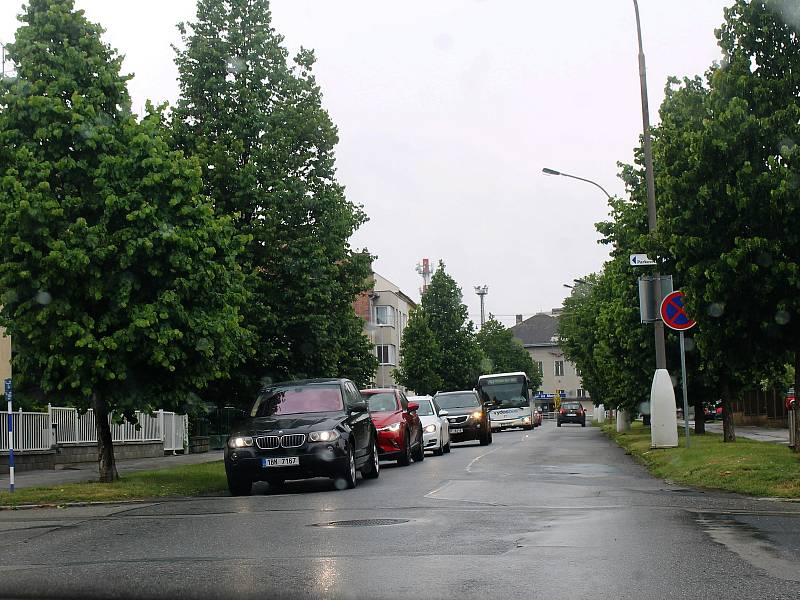 Uzavřená Havlíčkova ulice ve Vyškově působí dopravní problémy.