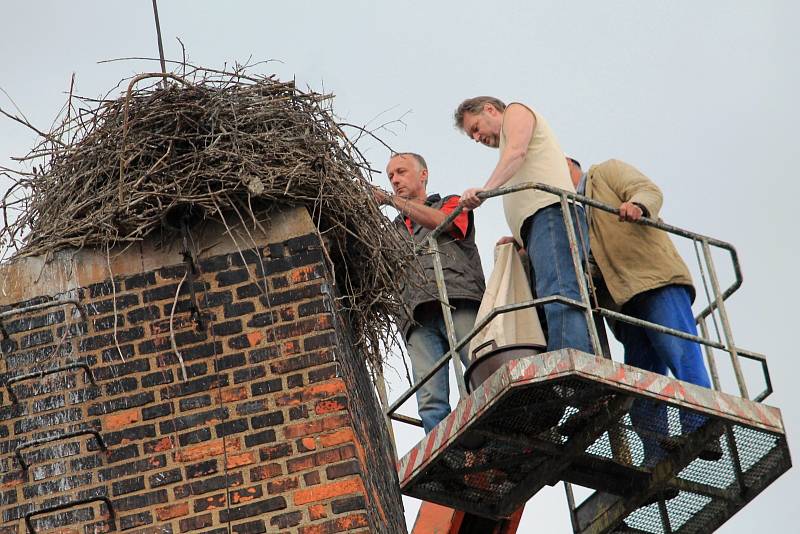 Každý kroužek, který se připojí na ptačí nohu, nese svou značku. Ta je zároveň zapsaná v centrálním seznamu v Praze. Může se podle ní zjistit třeba to, jestli se čápi vrací do svého rodiště.