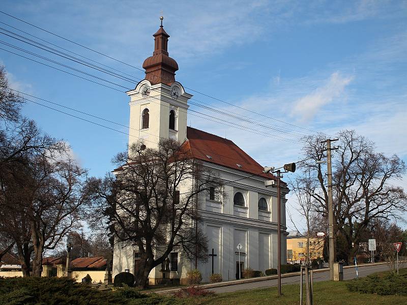 Kostel v Bohdalicích-Pavlovicích čeká velká oprava. Dělníci se nejdříve pustí do střechy a krovů.