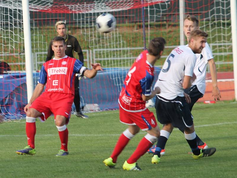 Vyškovští fotbalisté přehráli na závěr sezony MSFl Třebíč 4:1. Ještě před výkopem klub věnoval dres s devadesátkou ikoně oddílu, jeho kronikáři Janu Nedělníkovi jako dar k jubileu.