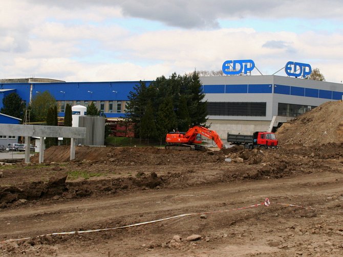 Rousínovská pobočka firmy EDP staví parkoviště pro čtyři stovky parkovacích stání.