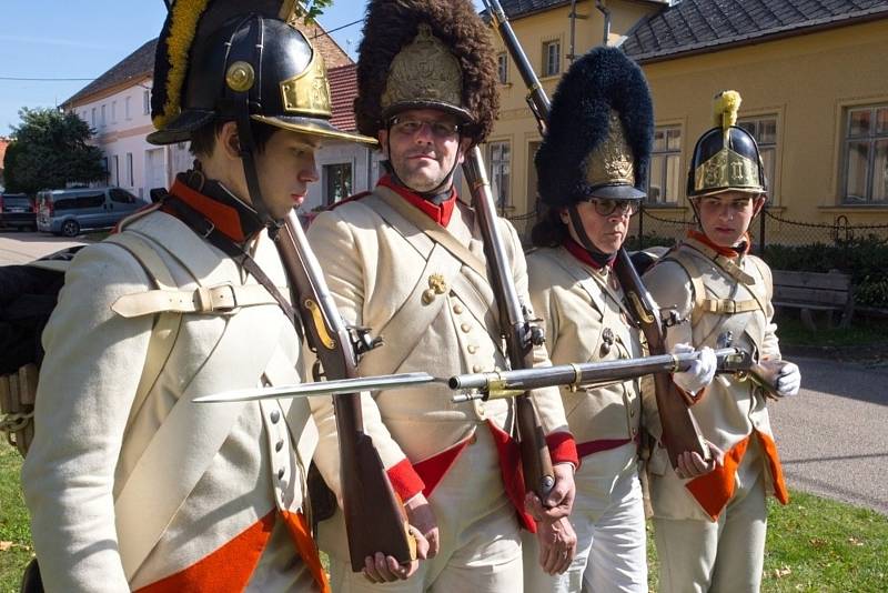 V Kučerově si prohlédli výstavy i vojáky v dobových uniformách.