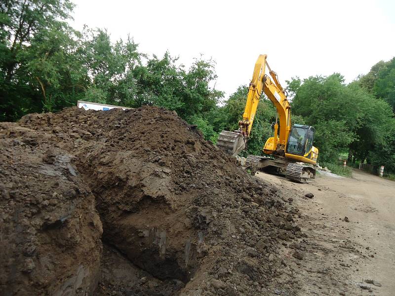 Budovy bývalého koupaliště v Křenovicích už jsou zbourané. Revitalizace areálu je úzce spjatá s projektem nedaleké obnovy mlýnského náhonu.