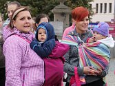 Maminky z Vyškovska ve čtvrtek propagovaly kontaktní rodičovství. Vydaly se na pochod Vyškovem i se svými dětmi.