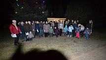 Koledy se zpívaly i v obci Krásensko. Na náves se tu k vánočnímu stromečku se sešlo asi čtyřicet lidí.