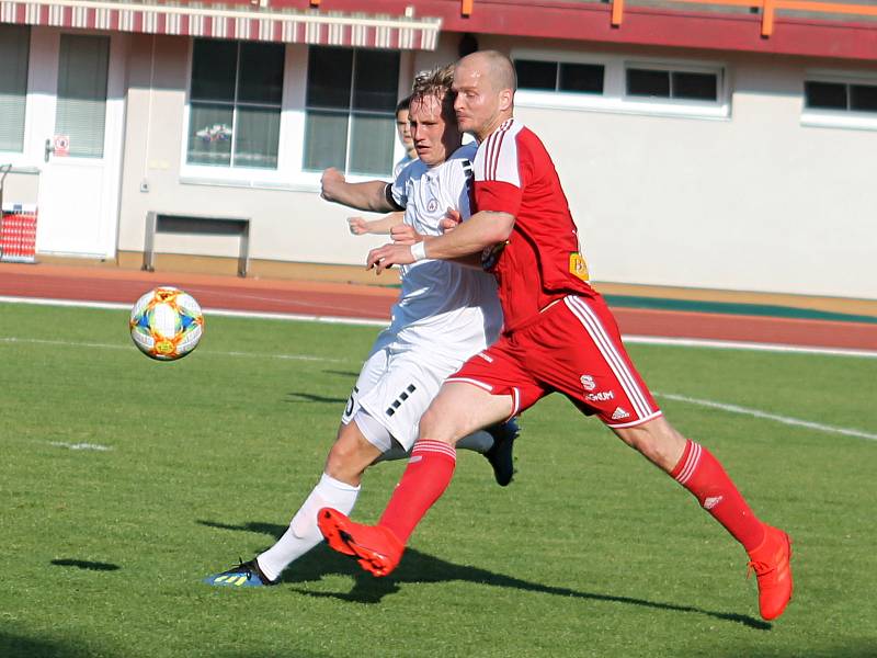V utkání 26. kola Moravskoslezské ligy zvítězili fotbalisté MFK Vyškov (bílé dresy) nad FC Velké Meziříčí 5:1.