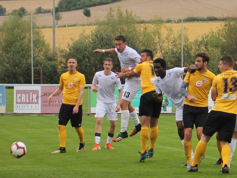 V přípravném utkání účastníků Moravskoslezské ligy porazil Slovan Rosice (žluté dresy) na domácím hřišti MFK Vyškov 4:0.