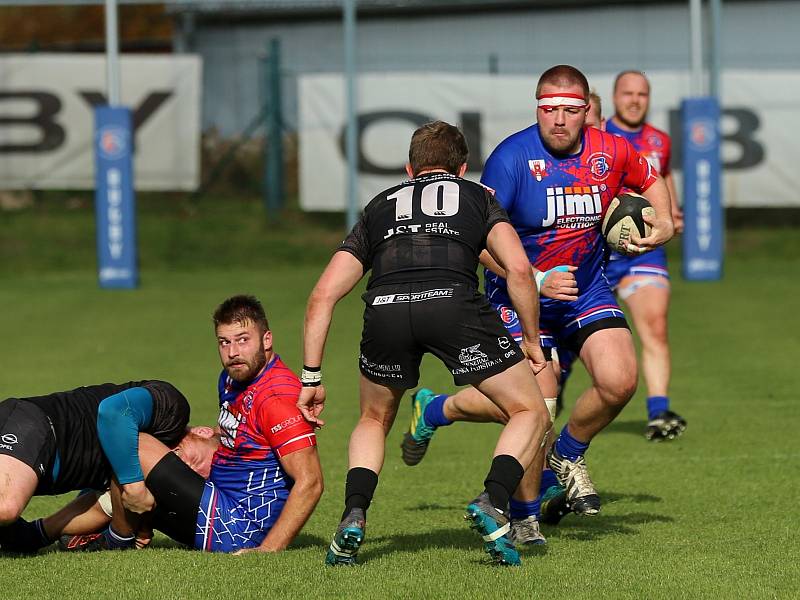 V posledním utkání letošní extraligy na domácím hřišti ragbisté Vyškova (modré dresy) porazili Tatru Smíchov 29:10.