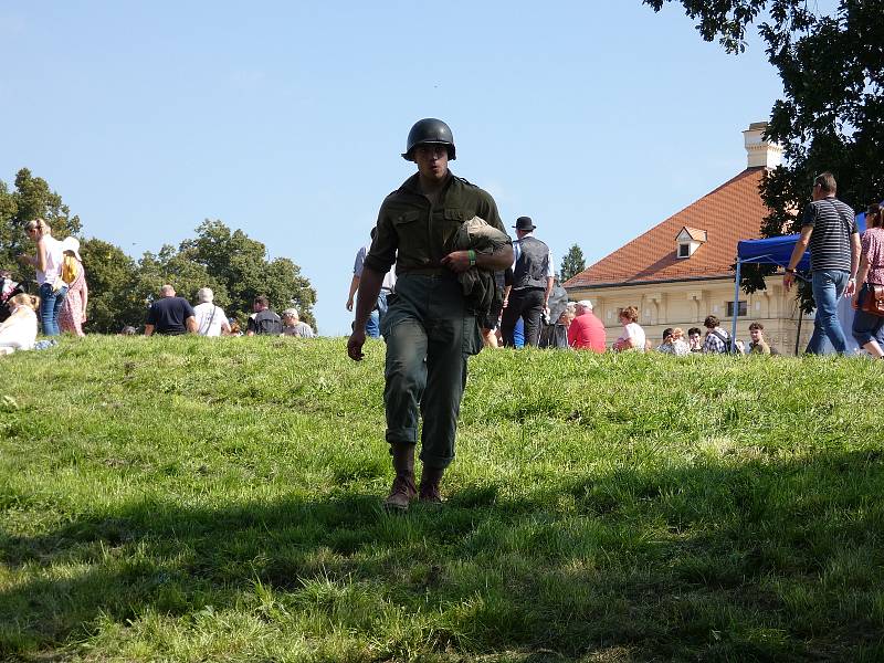 Uplynulý víkend zaplnily park slavkovského zámku davy návštěvníku. Lákal je jubilejní dvacátý Veteranfest.