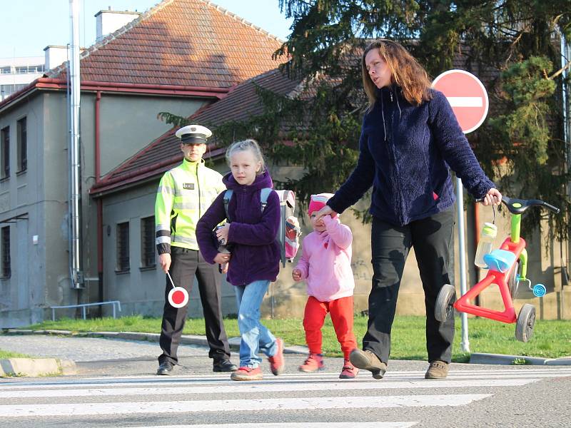 Žákům vyškovské Základní školy Morávkova ve čtvtek policisté připomněli, jak se chovat na přechodu pro chodce.